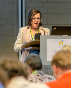 Dott.ssa Giovanna Eleonora Fanara durante la relazione al Congresso Internazionale di Biorisonanza BICOM sul tema della regolazione metabolica e del controllo della glicemia nella vita quotidiana.